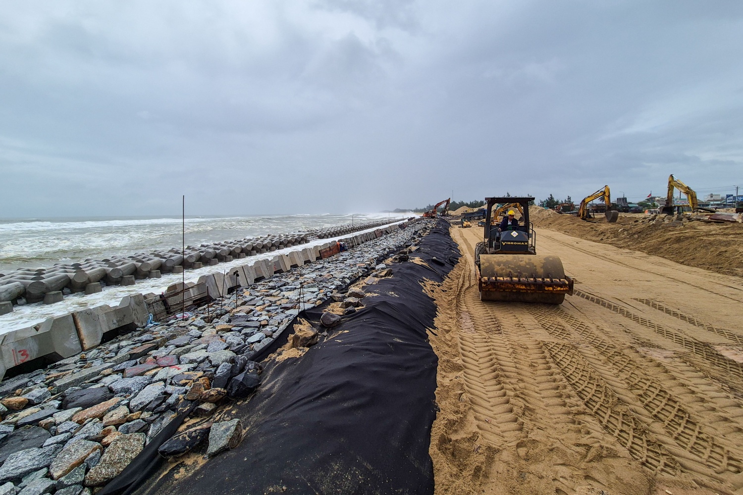 Chủ tịch UBND tỉnh Quảng Ngãi kiểm tra công trình đê chắn sóng, chỉ đạo ứng phó bão số 12