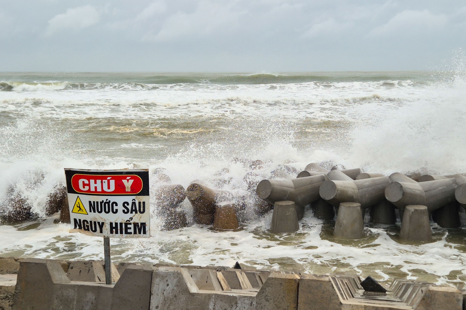 Chủ tịch UBND tỉnh Quảng Ngãi kiểm tra công trình đê chắn sóng, chỉ đạo ứng phó bão số 12