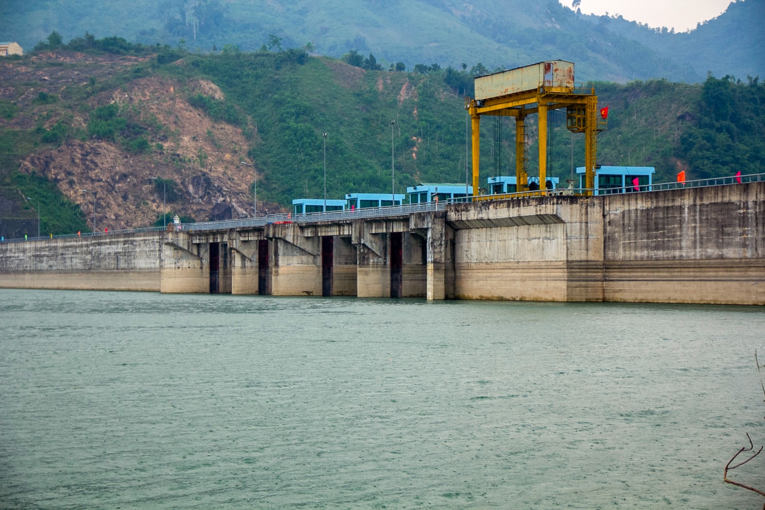 Hồ thủy điện Đakđrinh đạt cao trình an toàn, sẵn sàng điều tiết nước trong thời tiết mưa bão Hồ thủy điện Đakđrinh đạt cao trình an toàn, sẵn sàng điều tiết nước trong thời tiết mưa bão