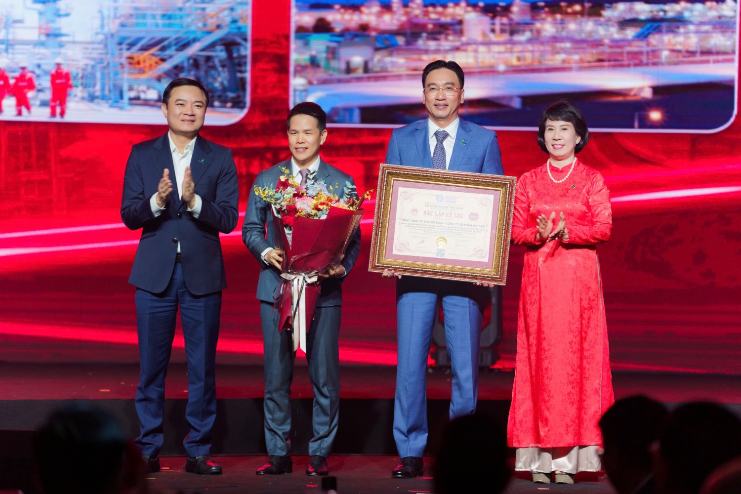 Tiến sĩ Nguyễn Hoàng Anh – Phó Chủ tịch VietKings, Tổng thư ký Liên minh Kỷ lục Thế giới (WorldKings) đại diện trao tặng bằng Kỷ lục Việt Nam đến ông Nguyễn Thanh Bình - Chủ tịch HĐQT PV GAS và ông Phạm Văn Phong - Tổng Giám đốc PV GAS. Ông Lê Ngọc Sơn - Tổng Giám đốc Petrovietnam tặng hoa chúc mừng PV GAS