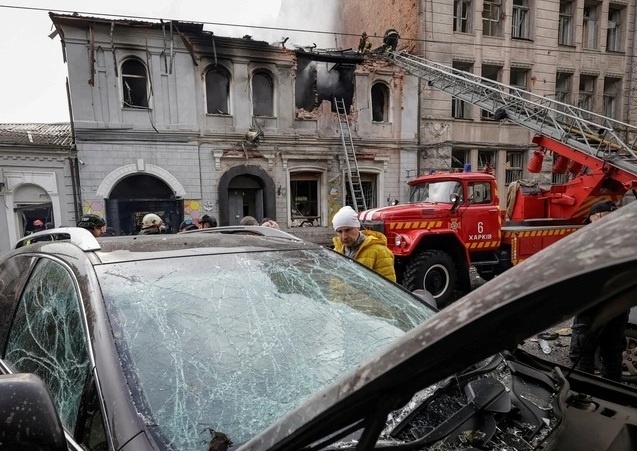 Lực lượng Ukraine làm việc tại hiện trường trường mẫu giáo bị UAV tấn công tại Kharkiv ngày 22.10.2025 Lực lượng Ukraine làm việc tại hiện trường trường mẫu giáo bị UAV tấn công tại Kharkiv ngày 22.10.2025