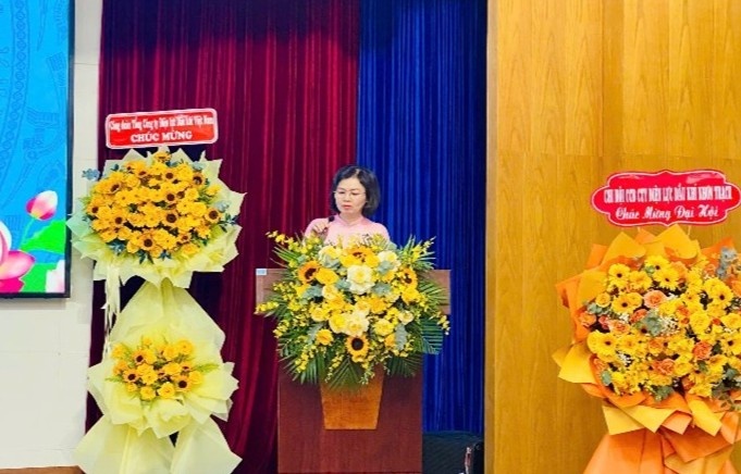 Đồng chí Ngô Hồng Vân - Ủy viên BTV Đảng ủy TCT, Chủ tịch Công đoàn TCT phát biểu chỉ đạo tại Đại hội