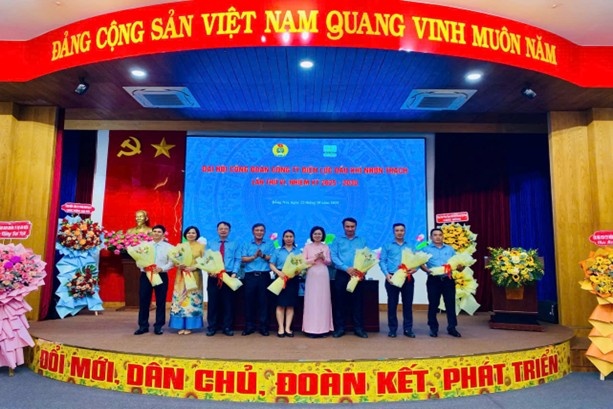 Ngô Hồng Vân - Ủy viên BTV Đảng ủy, Chủ tịch Công đoàn TCT và Đ/c Nguyễn Thanh Tùng – Bí thư Đảng ủy, Giám đốc Công ty tặng hoa chúc mừng BCH Công đoàn Công ty khóa VI, nhiệm kỳ 2025 - 2030