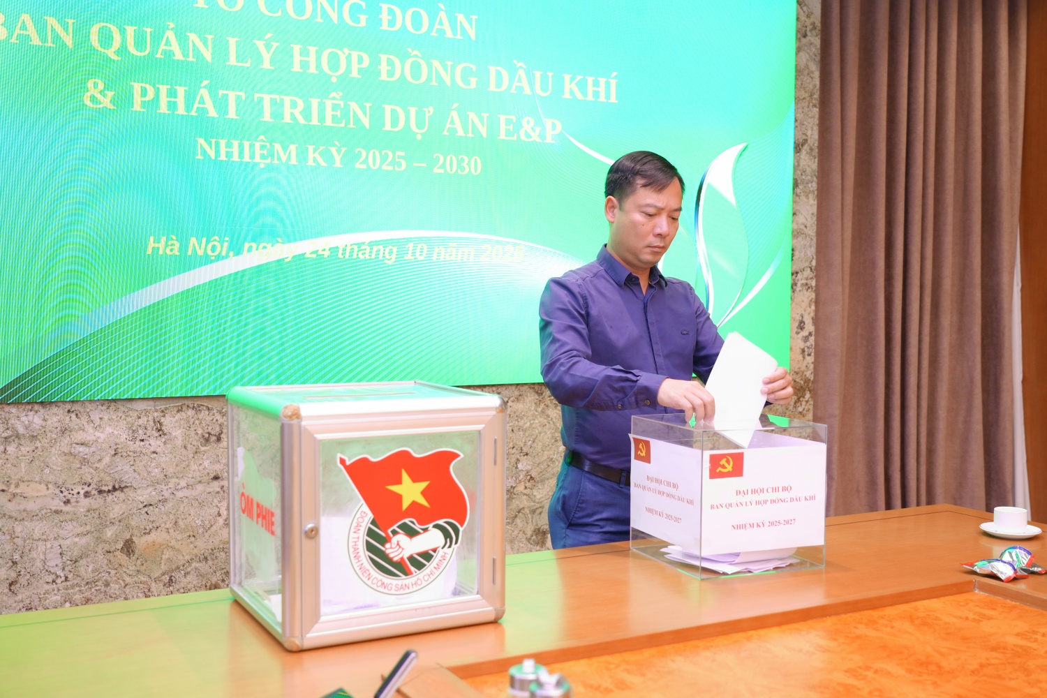 Các đại biểu bỏ phiếu bầu Ban Chấp hành Công đoàn Ban nhiệm kỳ 2025-2030 và đoàn đại biểu dự Đại hội cấp trên.