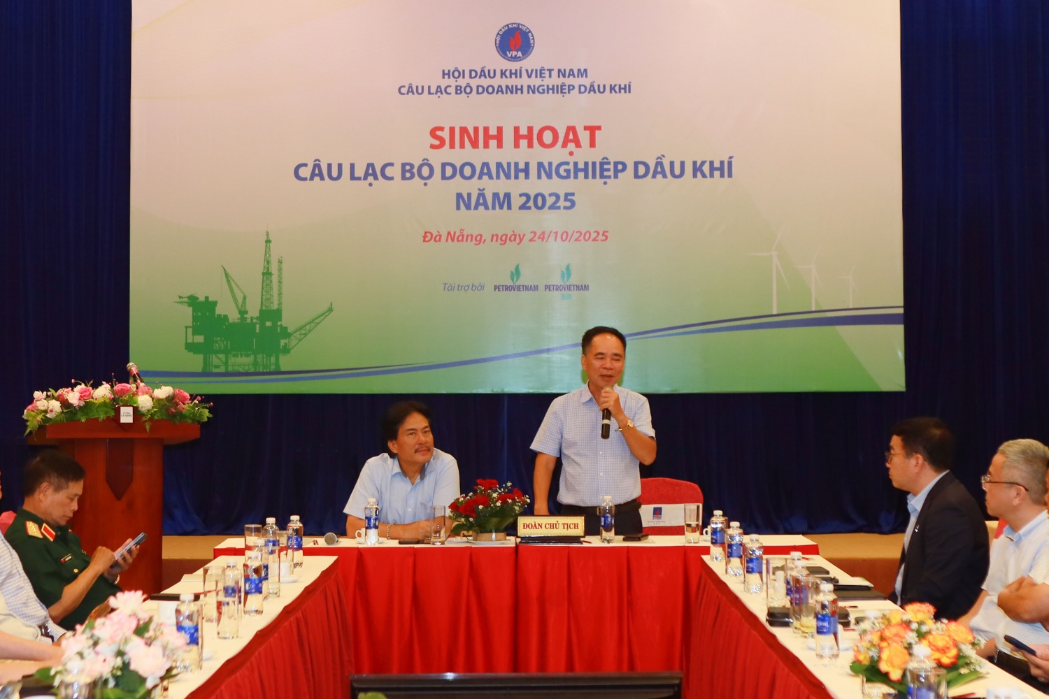 Đoàn Chủ tịch điều hành chương trình sinh hoạt gồm có TS. Nguyễn Quốc Thập - Chủ tịch Hội DKVN (phải) và Anh hùng Lao động, TS. Nguyễn Hùng Dũng - Phó Chủ tịch kiêm Tổng Thư ký Hội DKVN, Chủ nhiệm CLB Doanh nghiệp Dầu khí. Đoàn Chủ tịch điều hành chương trình sinh hoạt gồm có TS. Nguyễn Quốc Thập - Chủ tịch Hội DKVN (phải) và Anh hùng Lao động, TS. Nguyễn Hùng Dũng - Phó Chủ tịch kiêm Tổng Thư ký Hội DKVN, Chủ nhiệm CLB Doanh nghiệp Dầu khí.