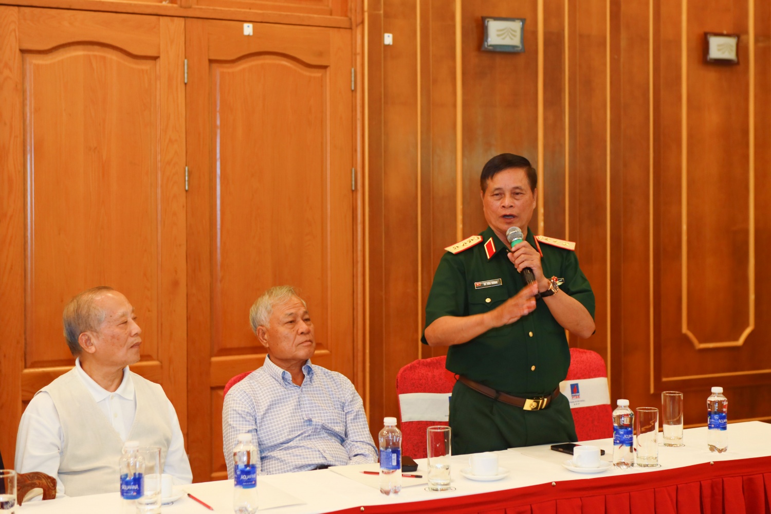 Thượng tướng Võ Tiến Trung - Phó giáo sư, Tiến sĩ, Anh hùng lực lượng vũ trang, nguyên Uỷ viên Trung ương Đảng, nguyên Giám đốc Học viện Quốc phòng đã mang đến cho các hội viên góc nhìn sâu sắc về bối cảnh địa chính trị, kinh tế và an ninh toàn cầu đang thay đổi mạnh mẽ. Thượng tướng Võ Tiến Trung - Phó giáo sư, Tiến sĩ, Anh hùng lực lượng vũ trang, nguyên Uỷ viên Trung ương Đảng, nguyên Giám đốc Học viện Quốc phòng đã mang đến cho các hội viên góc nhìn sâu sắc về bối cảnh địa chính trị, kinh tế và an ninh toàn cầu đang t