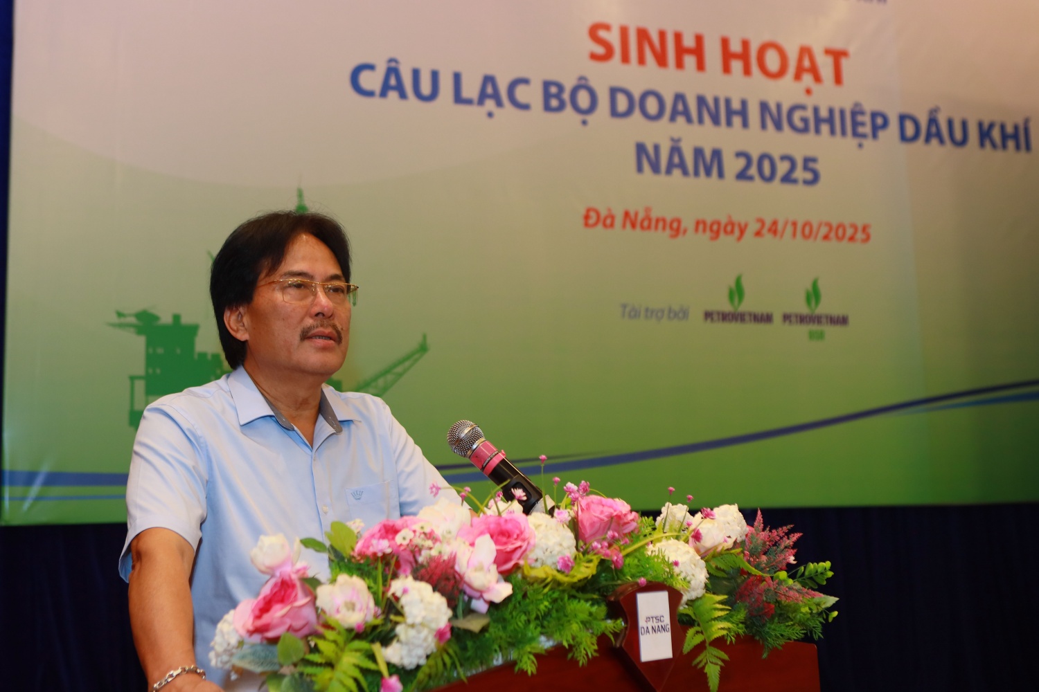 Anh hùng Lao động, TS. Nguyễn Hùng Dũng - Phó Chủ tịch kiêm Tổng Thư ký Hội DKVN, Chủ nhiệm CLB Doanh nghiệp Dầu khí thông tin về kết quả SXKD 9 tháng đầu năm của Petrovietnam và điểm lại những hoạt động của Hội DKVN trong thời gian qua. Anh hùng Lao động, TS. Nguyễn Hùng Dũng - Phó Chủ tịch kiêm Tổng Thư ký Hội DKVN, Chủ nhiệm CLB Doanh nghiệp Dầu khí thông tin về kết quả SXKD 9 tháng đầu năm của Petrovietnam và điểm lại những hoạt động của Hội DKVN trong thời gian qua.