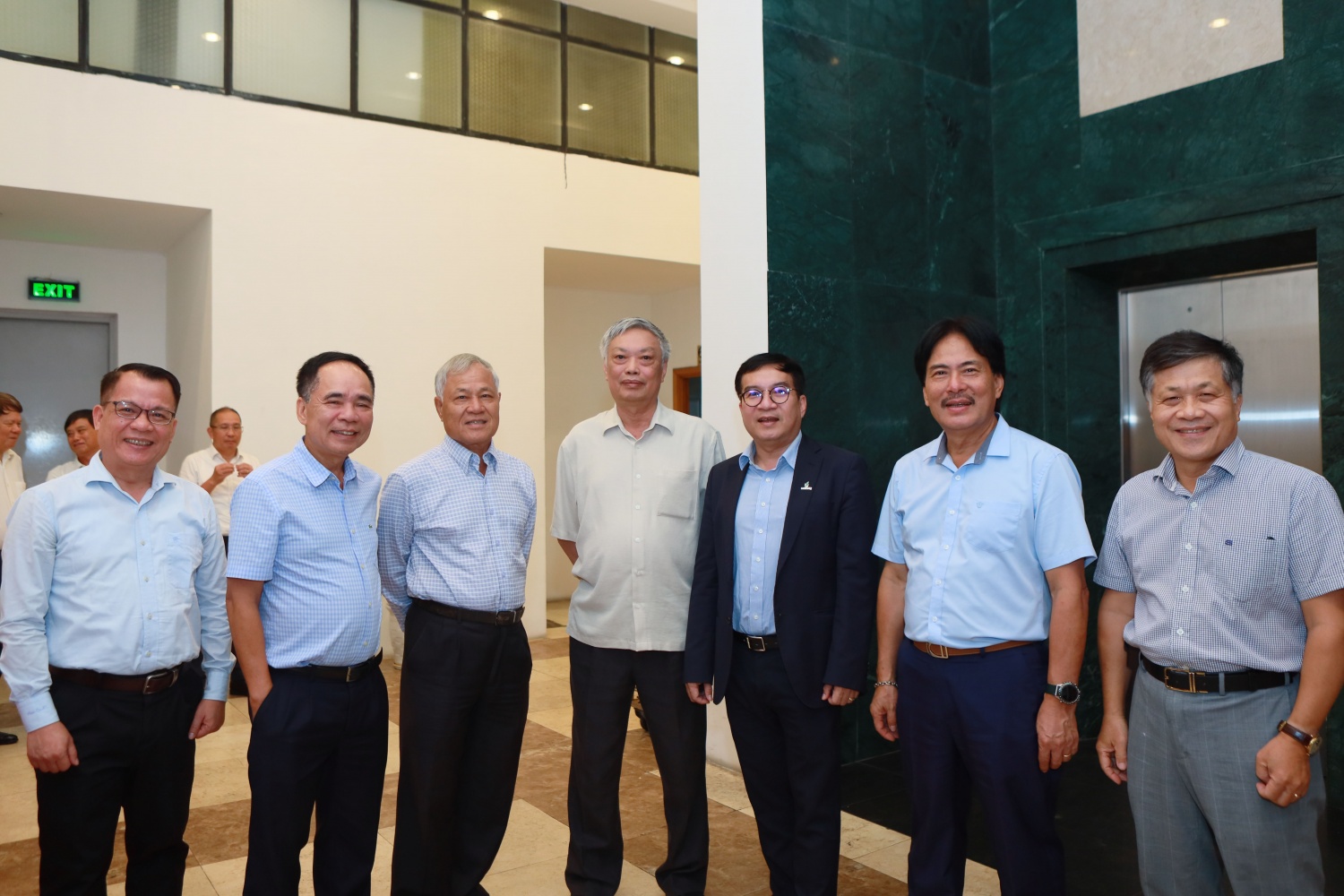 Các đại biểu trao đổi, thảo luận bên lề kỳ sinh hoạt. Các đại biểu trao đổi, thảo luận bên lề kỳ sinh hoạt.