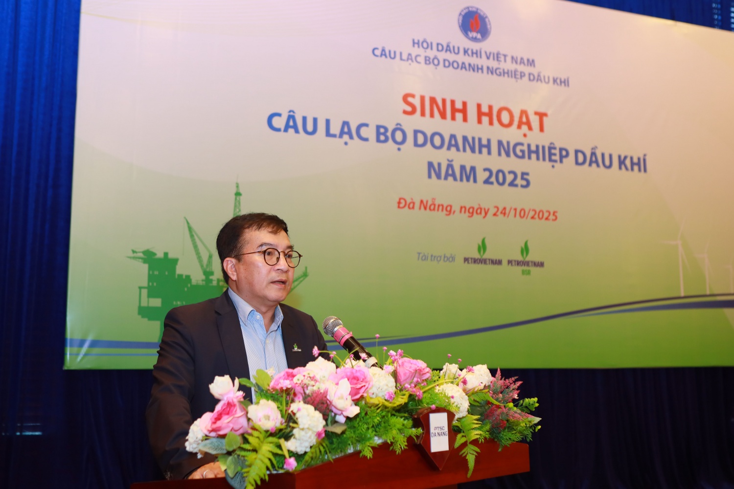 Ông Nguyễn Việt Thắng - Tổng Giám đốc BSR trình bày về chuỗi liên kết của BSR từ nhập nguyên liệu, vận chuyển dầu thô đến bao tiêu sản phẩm của NMLD Dung Quất. Ông Nguyễn Việt Thắng - Tổng Giám đốc BSR trình bày về chuỗi liên kết của BSR từ nhập nguyên liệu, vận chuyển dầu thô đến bao tiêu sản phẩm của NMLD Dung Quất.