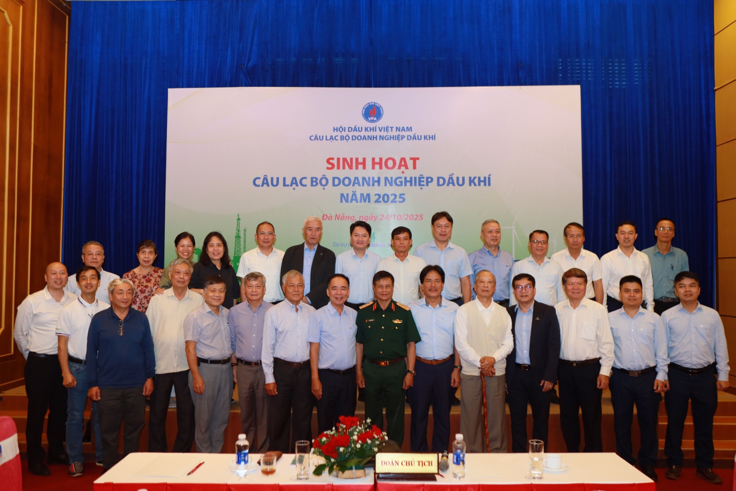 Sinh hoạt CLB Doanh nghiệp Dầu khí là hoạt động thường niên, được lãnh đạo Hội DKVN, Ban chủ nhiệm CLB Doanh nghiệp Dầu khí và Petrovietnam phối hợp tổ chức. Hoạt động được tổ chức nhằm tạo không gian kết nối, trao đổi kinh nghiệm, hợp tác, hỗ trợ trong phát triển giữa các doanh nghiệp trong ngành Dầu khí. Sinh hoạt CLB Doanh nghiệp Dầu khí là hoạt động thường niên, được lãnh đạo Hội DKVN, Ban chủ nhiệm CLB Doanh nghiệp Dầu khí và Petrovietnam phối hợp tổ chức. Hoạt động được tổ chức nhằm tạo không gian kết nối, trao đổi kinh nghiệm, hợp tác, hỗ trợ trong p