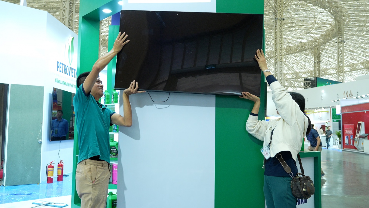 [Chùm ảnh] Petrovietnam sẵn sàng cho Hội chợ Mùa Thu 2025