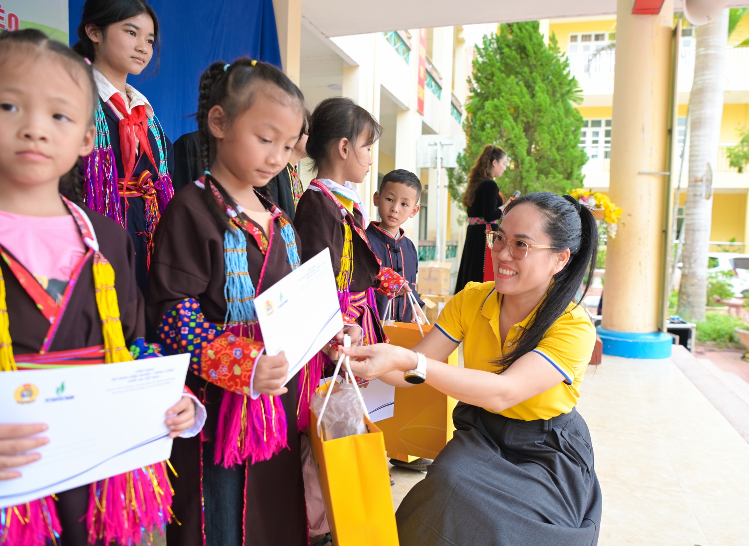 [CHÙM ẢNH] Công đoàn Petrovietnam lan tỏa yêu thương, tiếp bước đến trường cho học sinh vùng cao Điền Xá