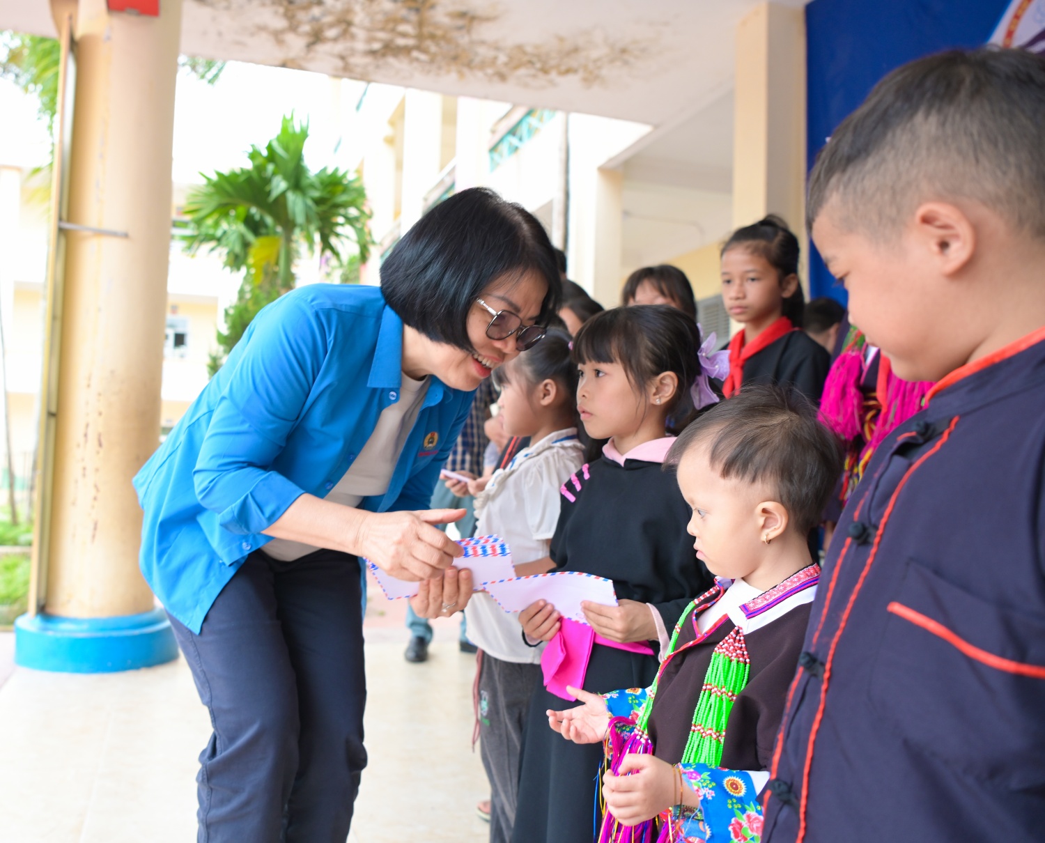 Công đoàn Petrovietnam lan tỏa yêu thương, tiếp bước đến trường cho học sinh vùng cao Điền Xá Công đoàn Petrovietnam lan tỏa yêu thương, tiếp bước đến trường cho học sinh vùng cao Điền Xá