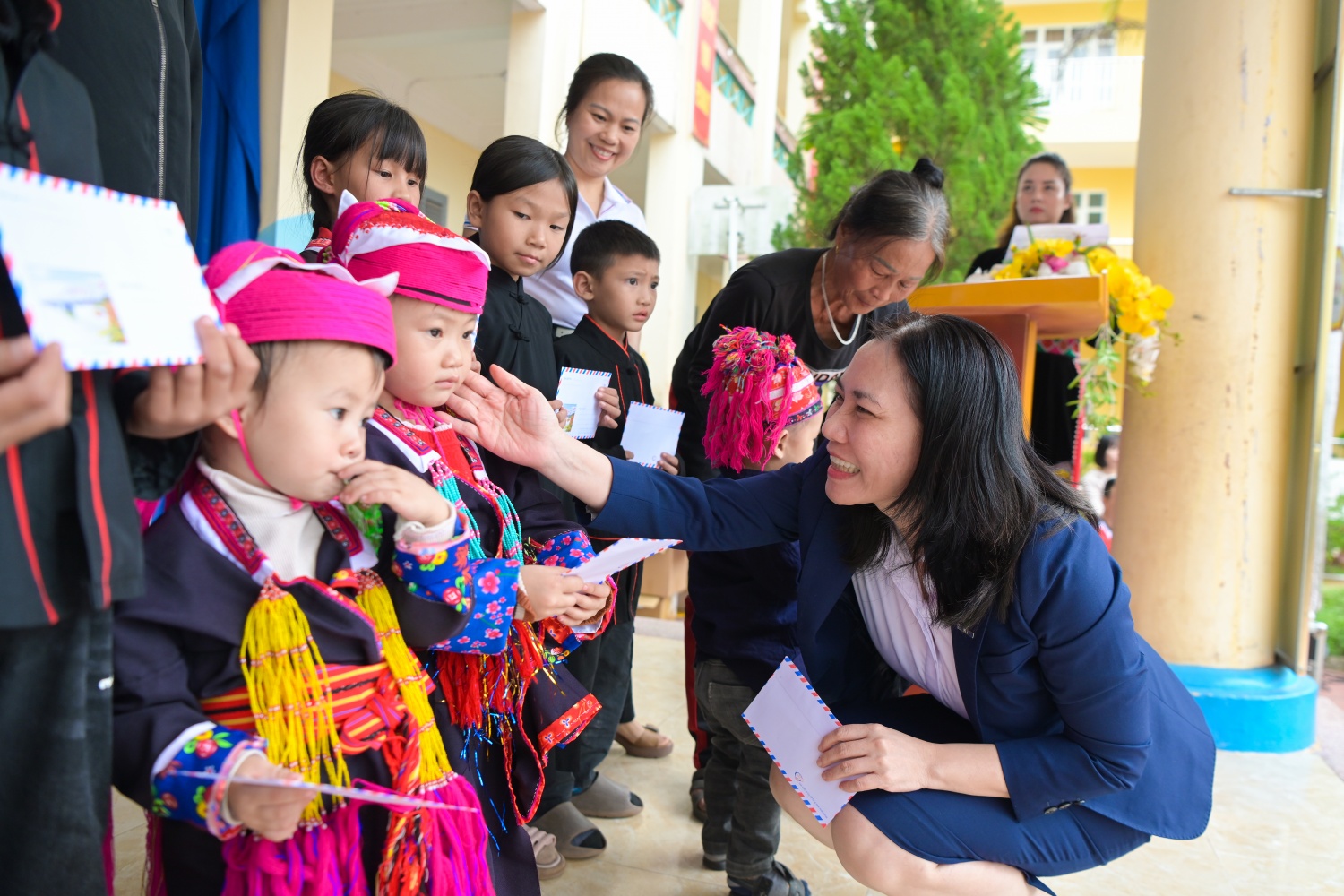 [CHÙM ẢNH] Công đoàn Petrovietnam lan tỏa yêu thương, tiếp bước đến trường cho học sinh vùng cao Điền Xá