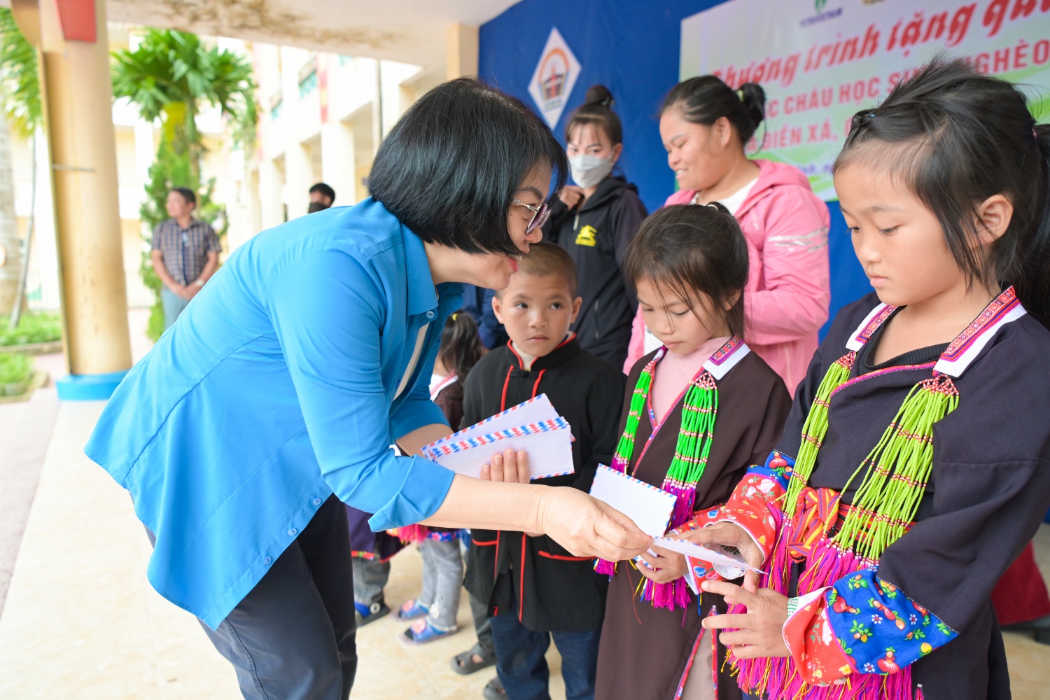 [CHÙM ẢNH] Công đoàn Petrovietnam lan tỏa yêu thương, tiếp bước đến trường cho học sinh vùng cao Điền Xá