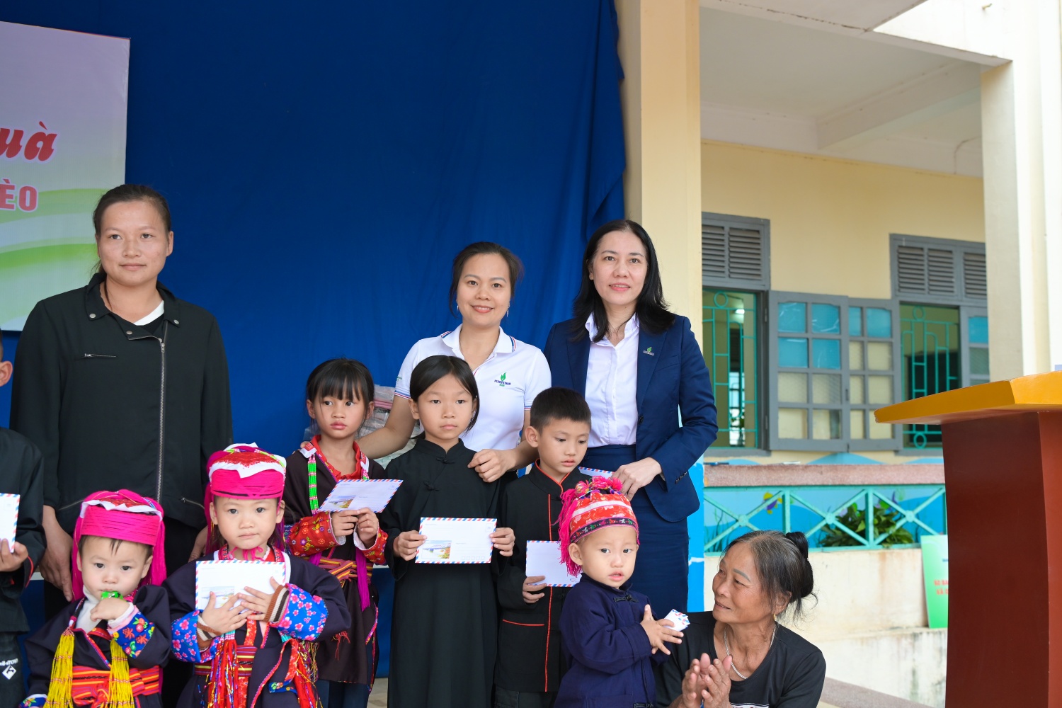 [CHÙM ẢNH] Công đoàn Petrovietnam lan tỏa yêu thương, tiếp bước đến trường cho học sinh vùng cao Điền Xá