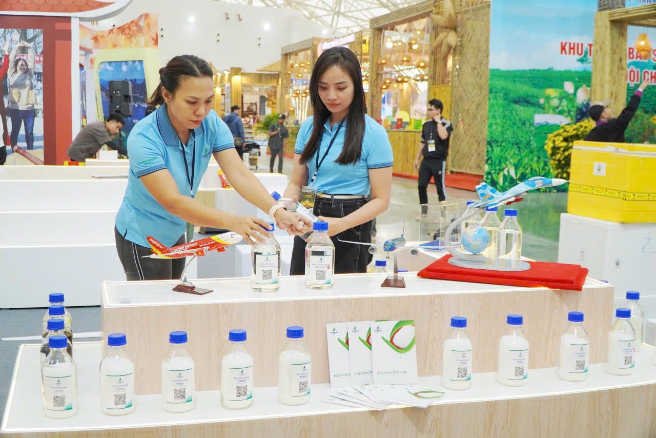 Gian hàng BSR tại khu trưng bày của tỉnh Quảng Ngãi với hàng nhiều sản phẩm tiêu biểu được trưng bày, quảng bá tại Hội chợ Mùa Thu 2025.