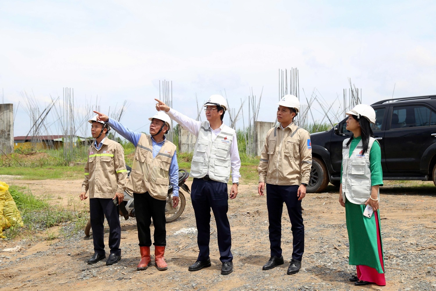 Đ/c Nguyễn Mạnh Kha - PCTTT Công đoàn Tập đoàn kiểm tra tiến độ thi công tại công trường Dự án NMNĐ Long Phú 1