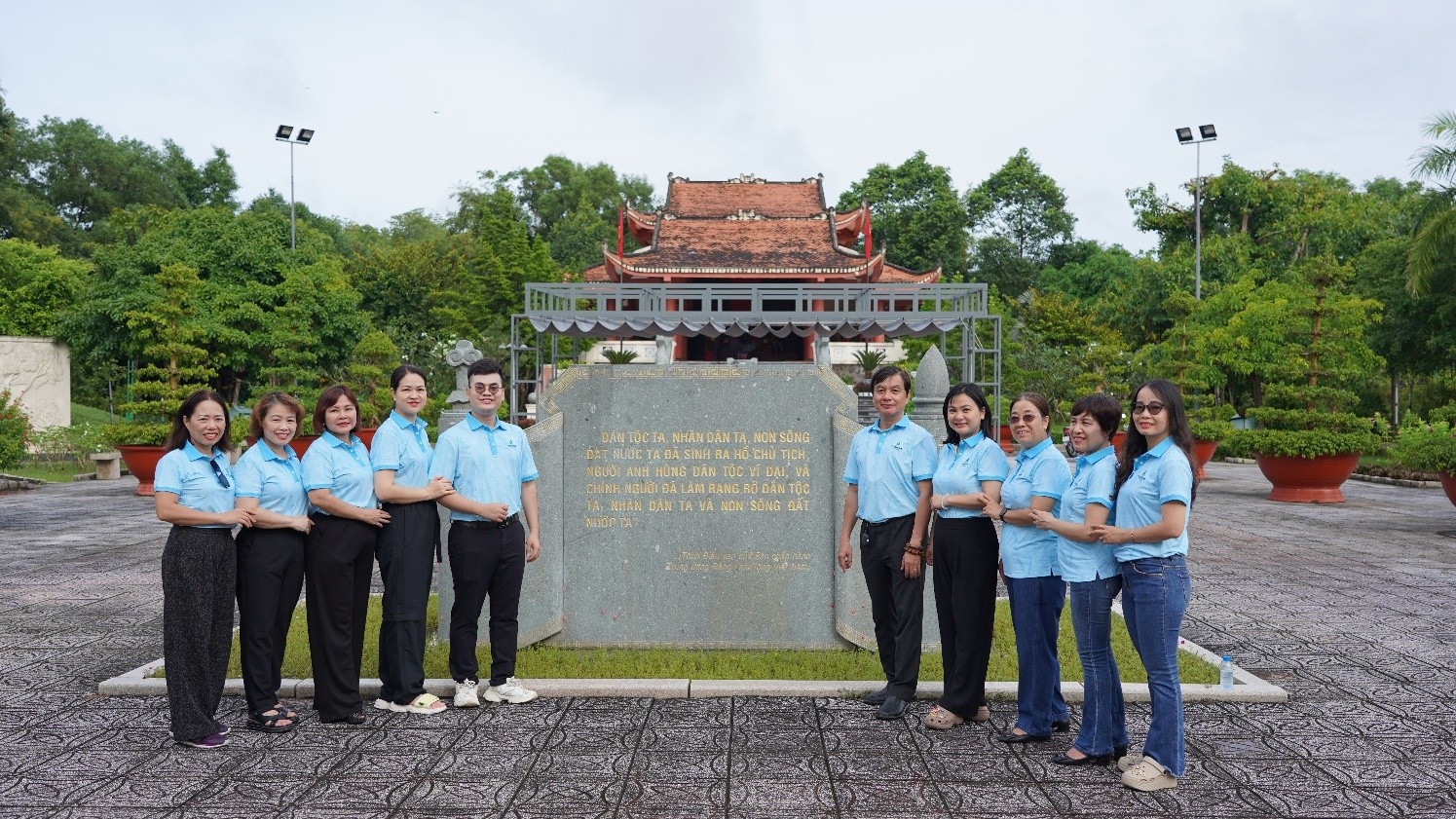 Đoàn công tác đến Khu tưởng niệm Chủ tịch Hồ Chí Minh tại Thành phố Cà Mau