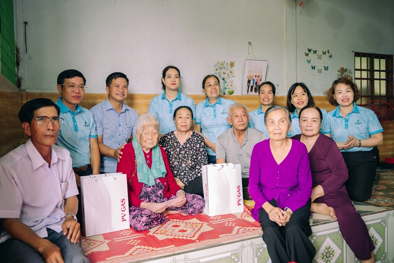 Đoàn đến thăm và tặng quà Mẹ Việt Nam Anh hùng Lý Thị Lễ tại xã Khánh Lâm