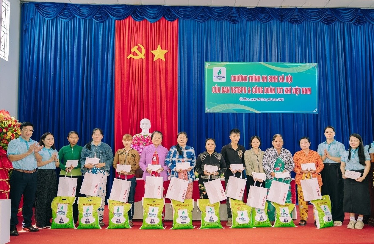 Đoàn trao tặng 20 phần quà cho các hộ gia đình nữ có hoàn cảnh khó khăn trên địa bàn xã Khánh Lâm