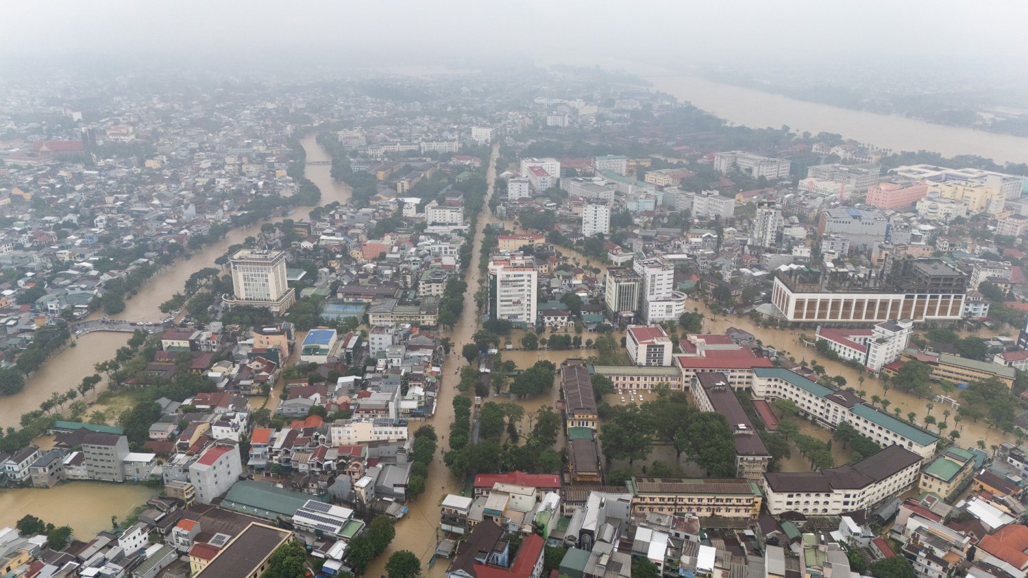 Khu vực nội thành TP Huế, nhiều tuyến đường nước đã ngập sâu.