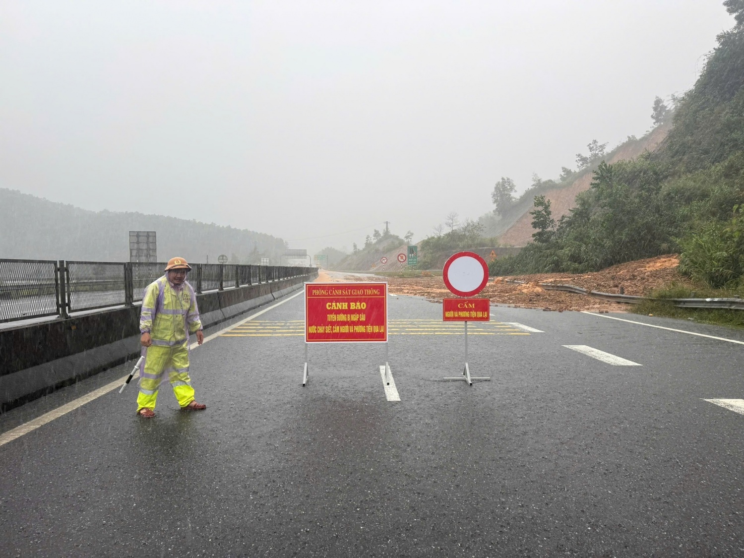 Mưa lớn tại miền Trung: Nhiều nơi ngập sâu, sạt lở