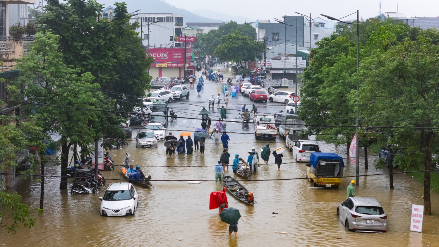 Mưa lớn tại miền Trung: Nhiều nơi ngập sâu, sạt lở