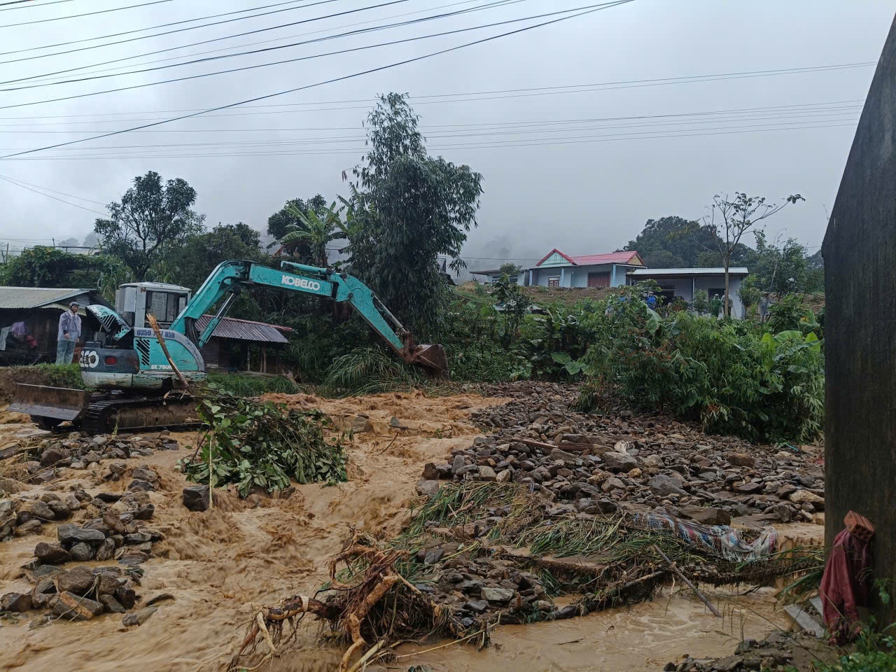 Mưa lớn tại miền Trung: Nhiều nơi ngập sâu, sạt lở