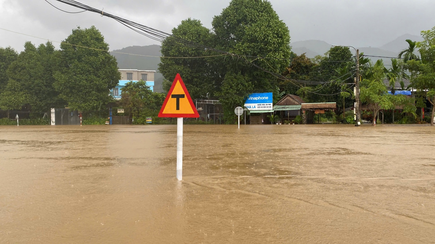 Mưa lớn tại miền Trung: Nhiều nơi ngập sâu, sạt lở