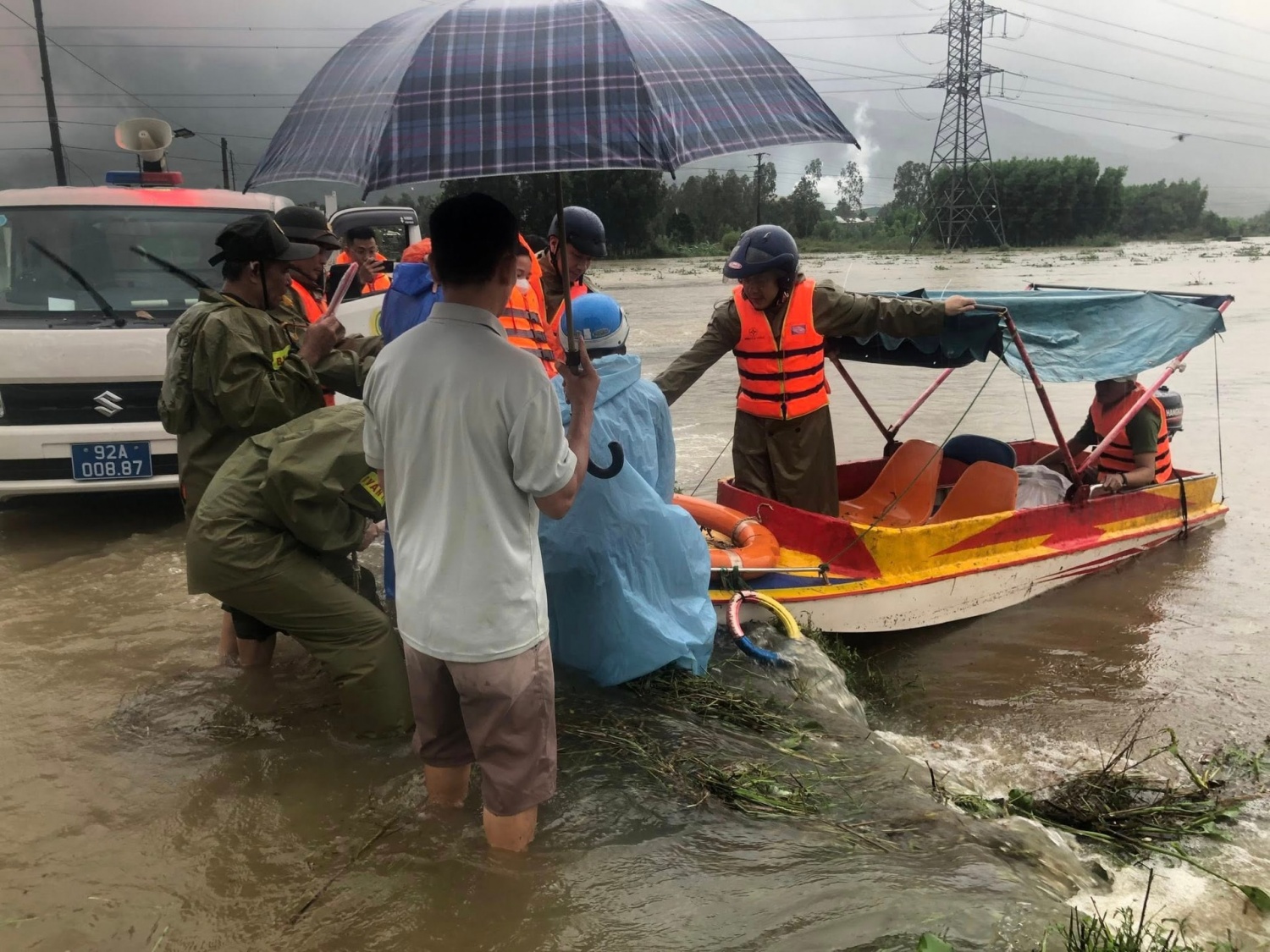 Mưa lớn diện rộng gây ngập sâu và sạt lở tại nhiều khu vực Đà Nẵng Mưa lớn diện rộng gây ngập sâu và sạt lở tại nhiều khu vực Đà Nẵng