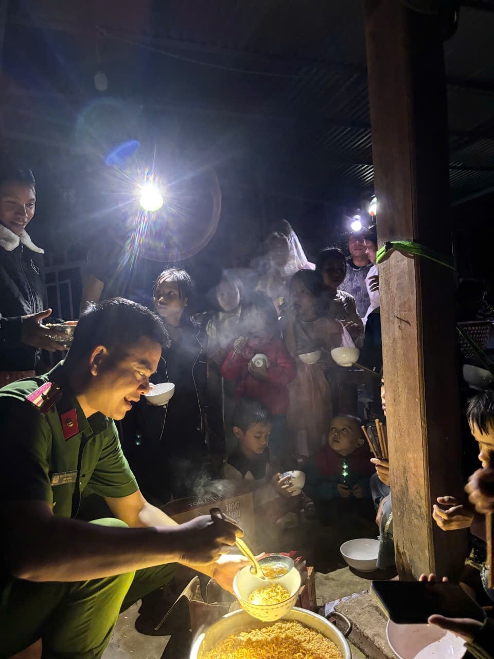 Mưa lớn diện rộng gây ngập sâu và sạt lở tại nhiều khu vực Đà Nẵng Mưa lớn diện rộng gây ngập sâu và sạt lở tại nhiều khu vực Đà Nẵng