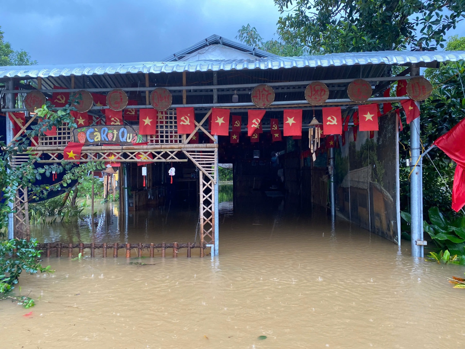 Mưa lớn diện rộng gây ngập sâu và sạt lở tại nhiều khu vực Đà Nẵng Mưa lớn diện rộng gây ngập sâu và sạt lở tại nhiều khu vực Đà Nẵng