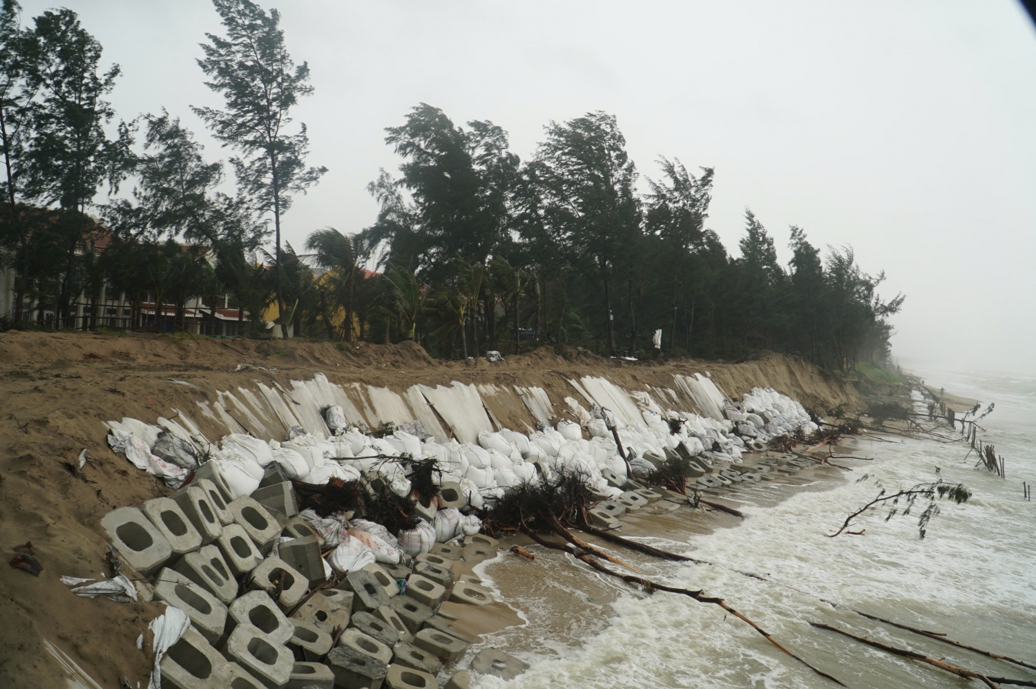 Mưa lớn diện rộng gây ngập sâu và sạt lở tại nhiều khu vực Đà Nẵng Mưa lớn diện rộng gây ngập sâu và sạt lở tại nhiều khu vực Đà Nẵng