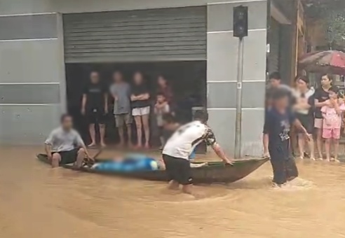 Đà Nẵng: Một gia đình nguy kịch do ngạt khí máy phát điện giữa mưa lũ