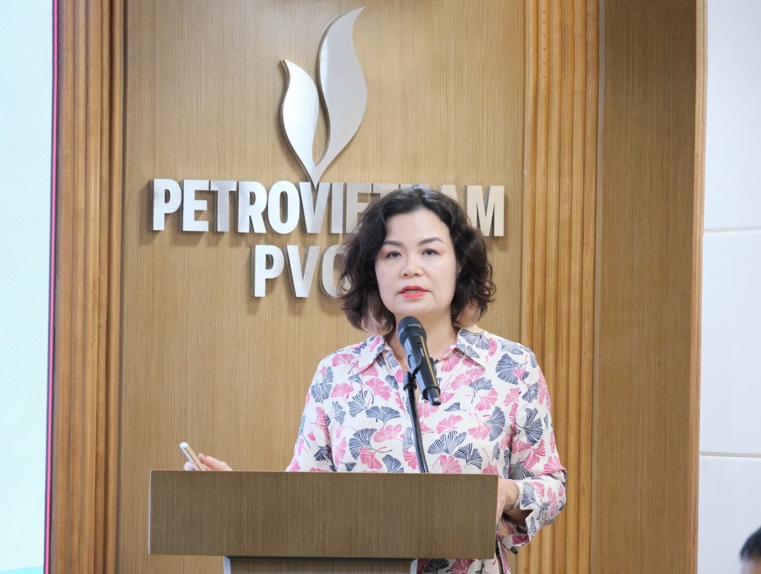 Bà Lê Thị Thu Hương – Phó Tổng Giám đốc, Phó Trưởng Ban chỉ đạo, Chủ tịch Hội đồng khoa học Tổng công ty trình bày nội dung chính Chương trình hành động về đột phá phát triển KHCN, ĐMST và CĐS giai đoạn 2025-2030 tại PVOIL.