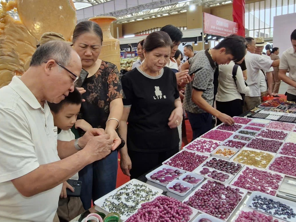 Khu đá quý - Tâm điểm "lấp lánh" tại Hội chợ Mùa Thu 2025