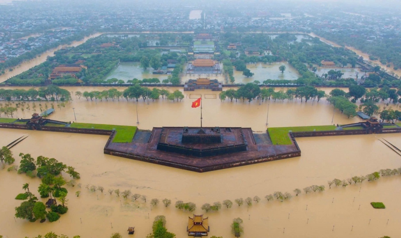Bộ Xây dựng ban hành Công điện khẩn ứng phó mưa lũ lớn tại Trung Bộ