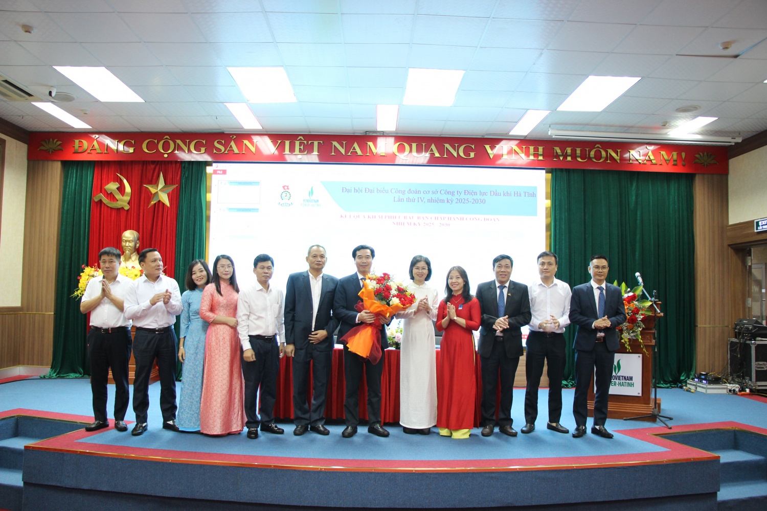 BCH Công đoàn nhiệm kỳ mới ra mắt tại Đại hội.