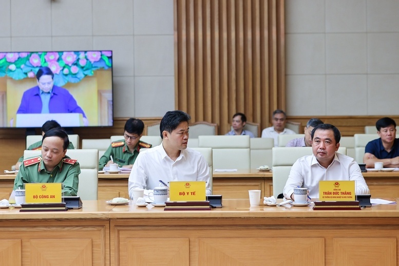 Thủ tướng: Bằng mọi biện pháp phải tiếp tế cho người dân tại những nơi bị cô lập do mưa lũ miền Trung