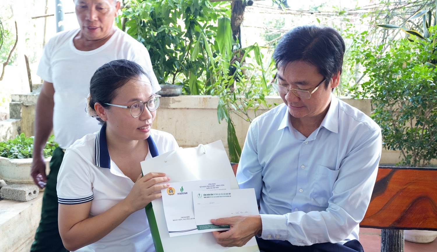 Petrovietnam lan toả “Nghĩa tình đong đầy” hướng về đồng bào vùng bão lũ Petrovietnam lan toả “Nghĩa tình đong đầy” hướng về đồng bào vùng bão lũ