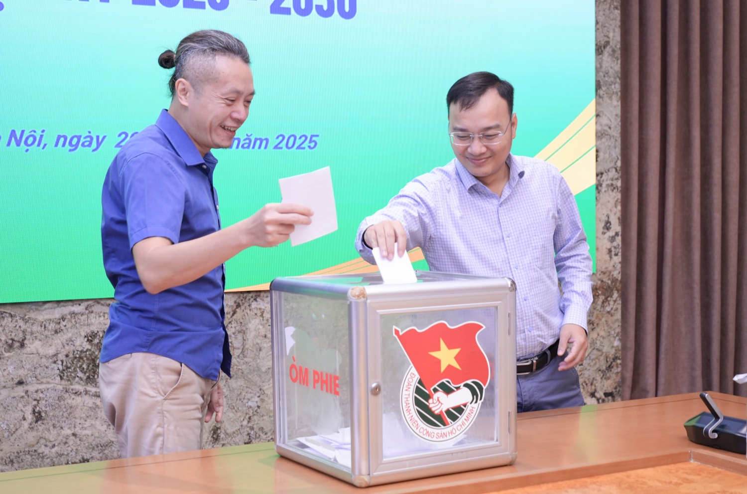 Các đại biểu bỏ phiếu bầu Ban Chấp hành Công đoàn khoá mới và đoàn đại biểu dự đại hội Công đoàn cấp trên.