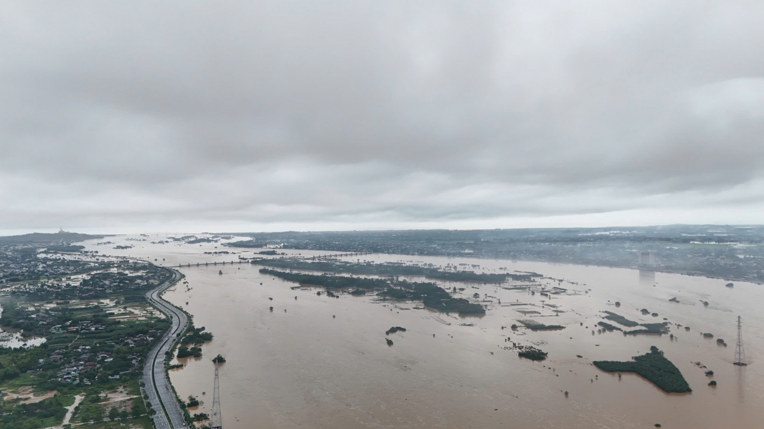 Sông Trà Khúc dâng cao do mưa lớn.