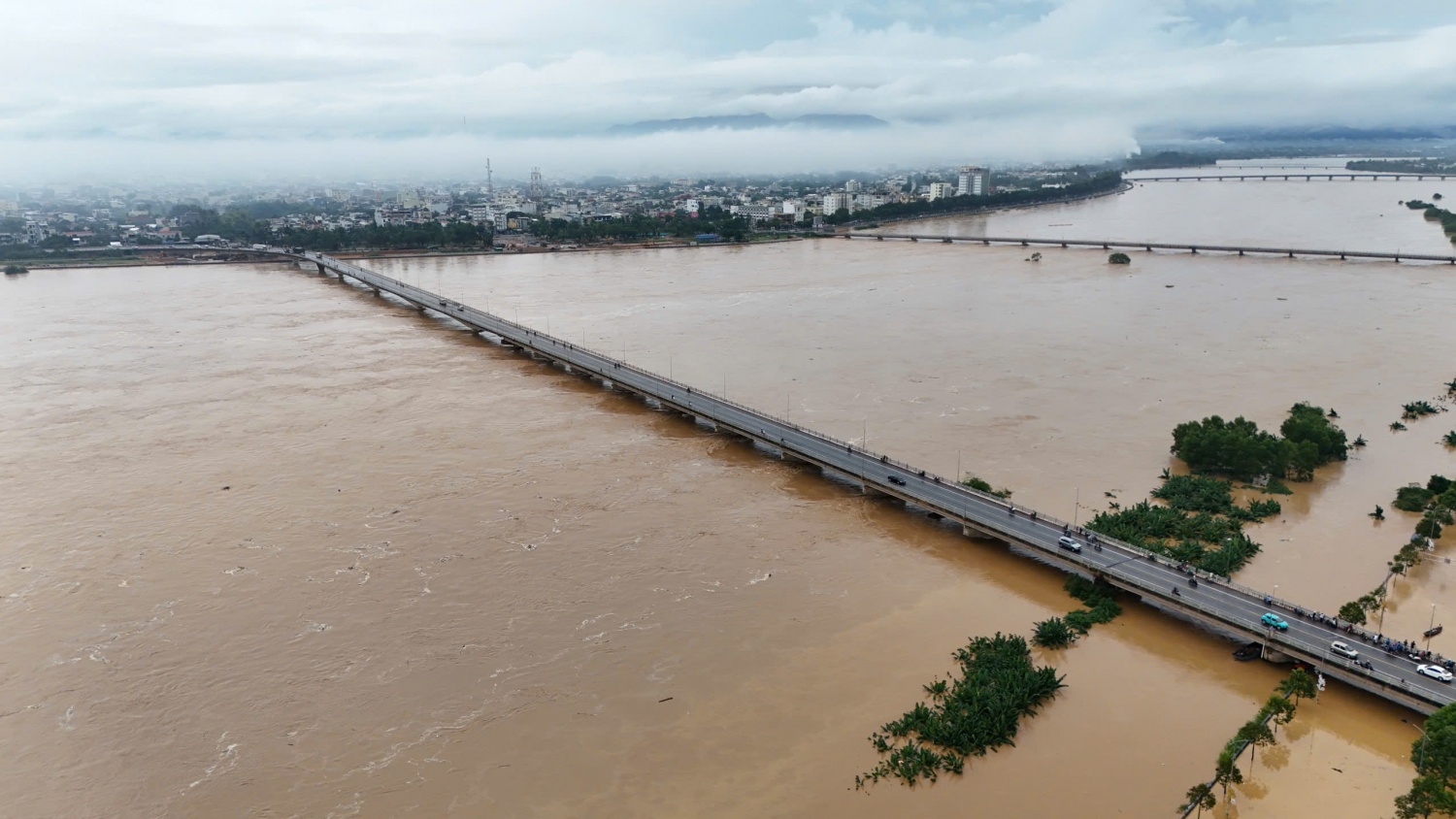 Mưa lớn từ ngày 25/10 đến 29/10 khiến mực nước trên sông Trà Khúc dâng cao, ngập lut. Hiện, mực nước sông đã tiếp tục dâng lên do mưa lớn tự rạng sáng 1/11. Ảnh: Nguyễn Yên.
