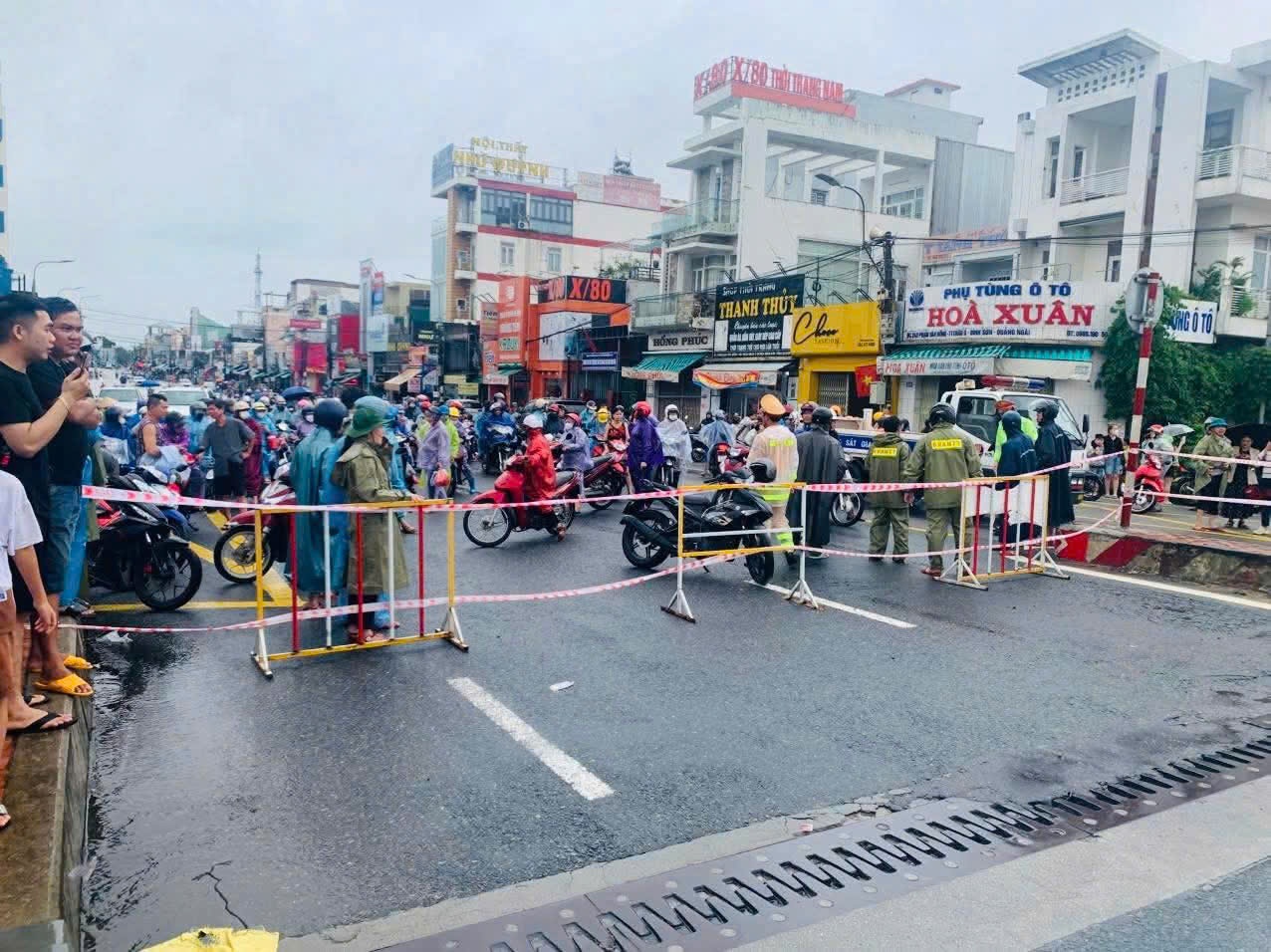 Lực lượng chức năng chốt chặn tại cầu Chô Ổ.