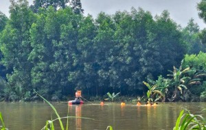 Quảng Ngãi: Lạc tay lái khi băng qua dòng nước lũ, 3 người gặp nạn