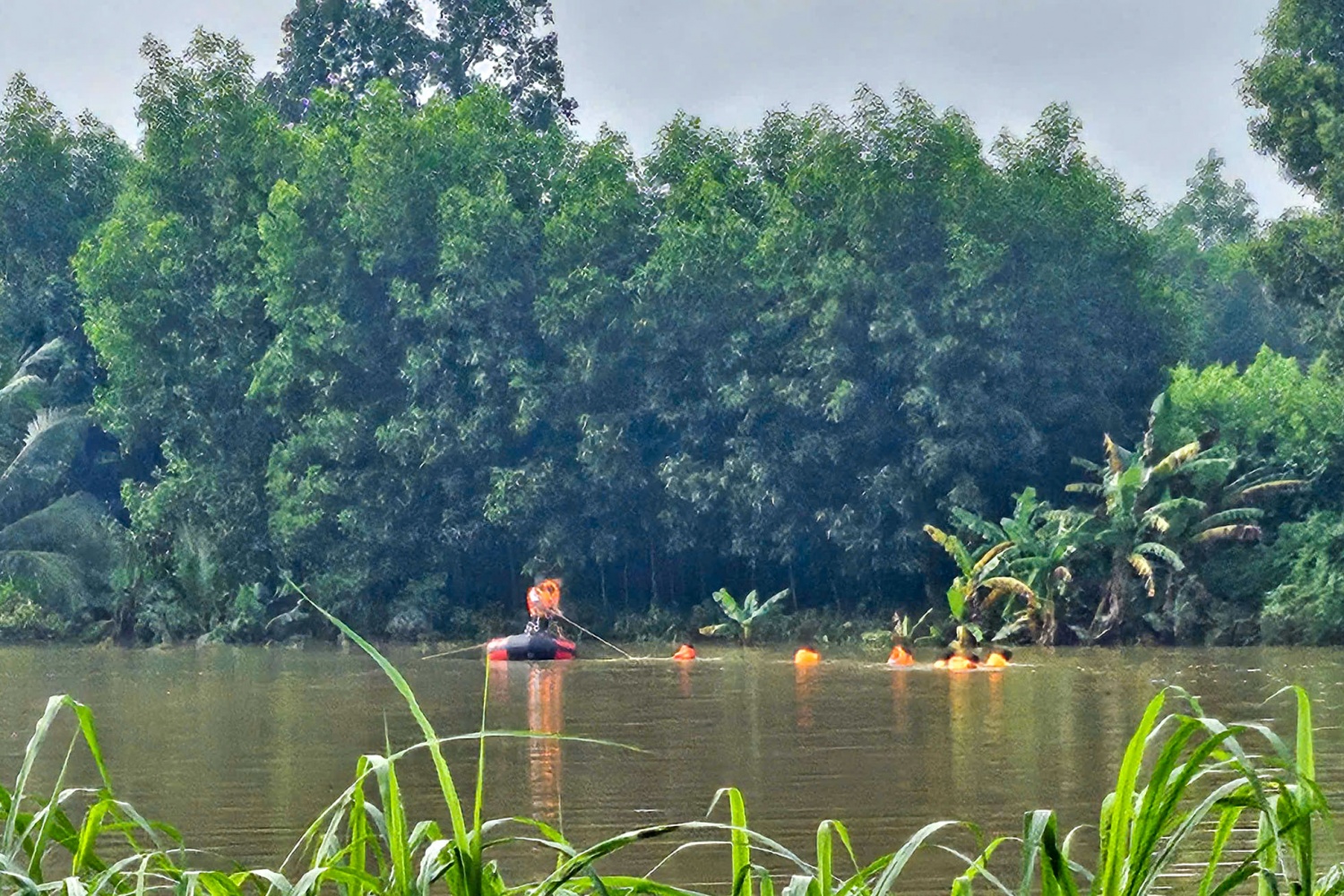 Lực lượng chức năng triển khai tìm người mất tích tại xã Sơn Tịnh.
