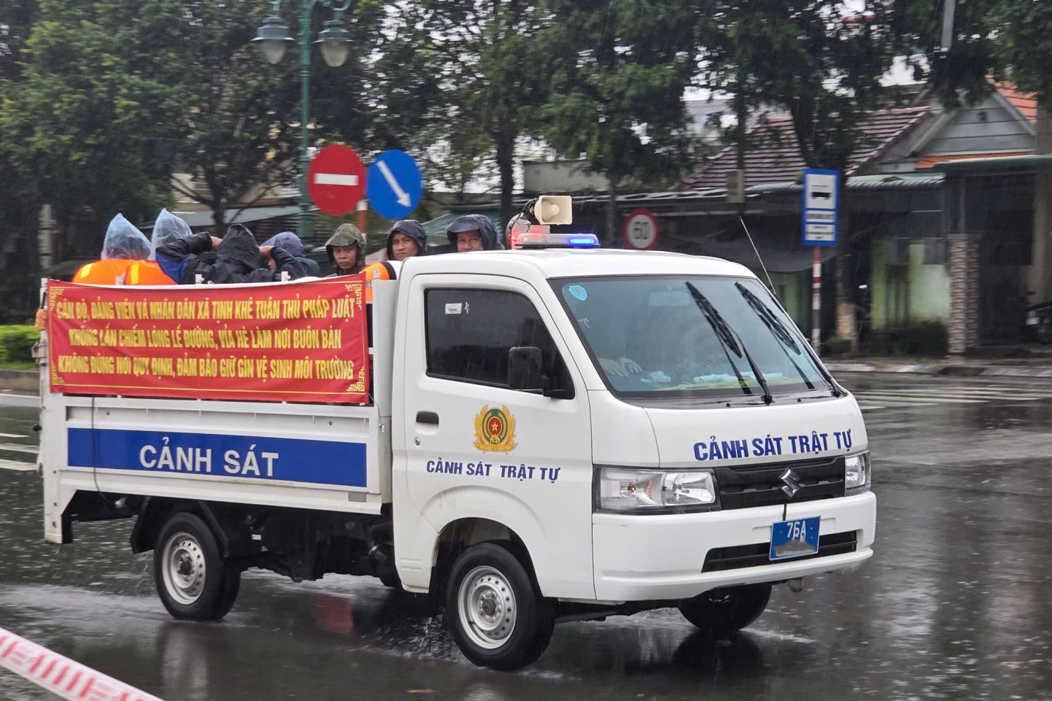 Quảng Ngãi: Hơn 5.000 ngôi nhà bị ngập, thiệt hại hơn 314 tỷ đồng do mưa lũ, sạt lở đất