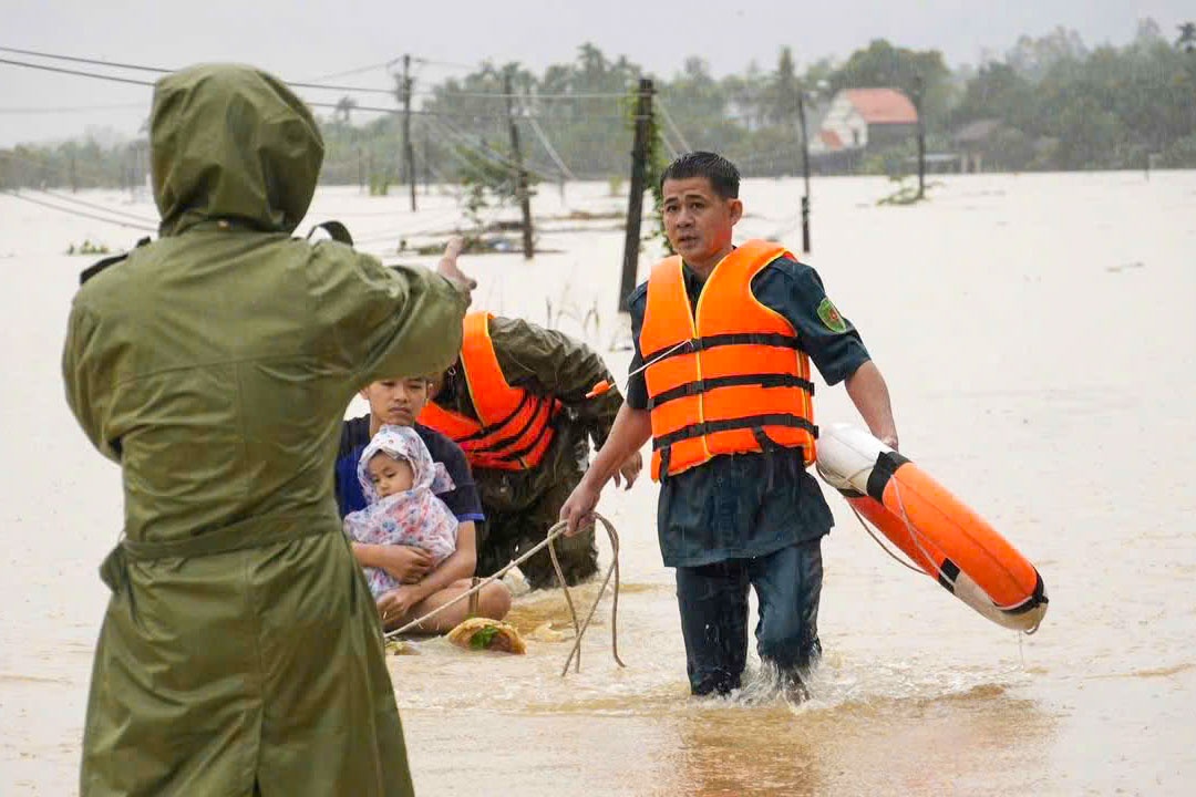 Lực lượng chức năng hỗ trợ người dân di dời đến vị trí an toàn do ảnh hưởng của mưa lũ.