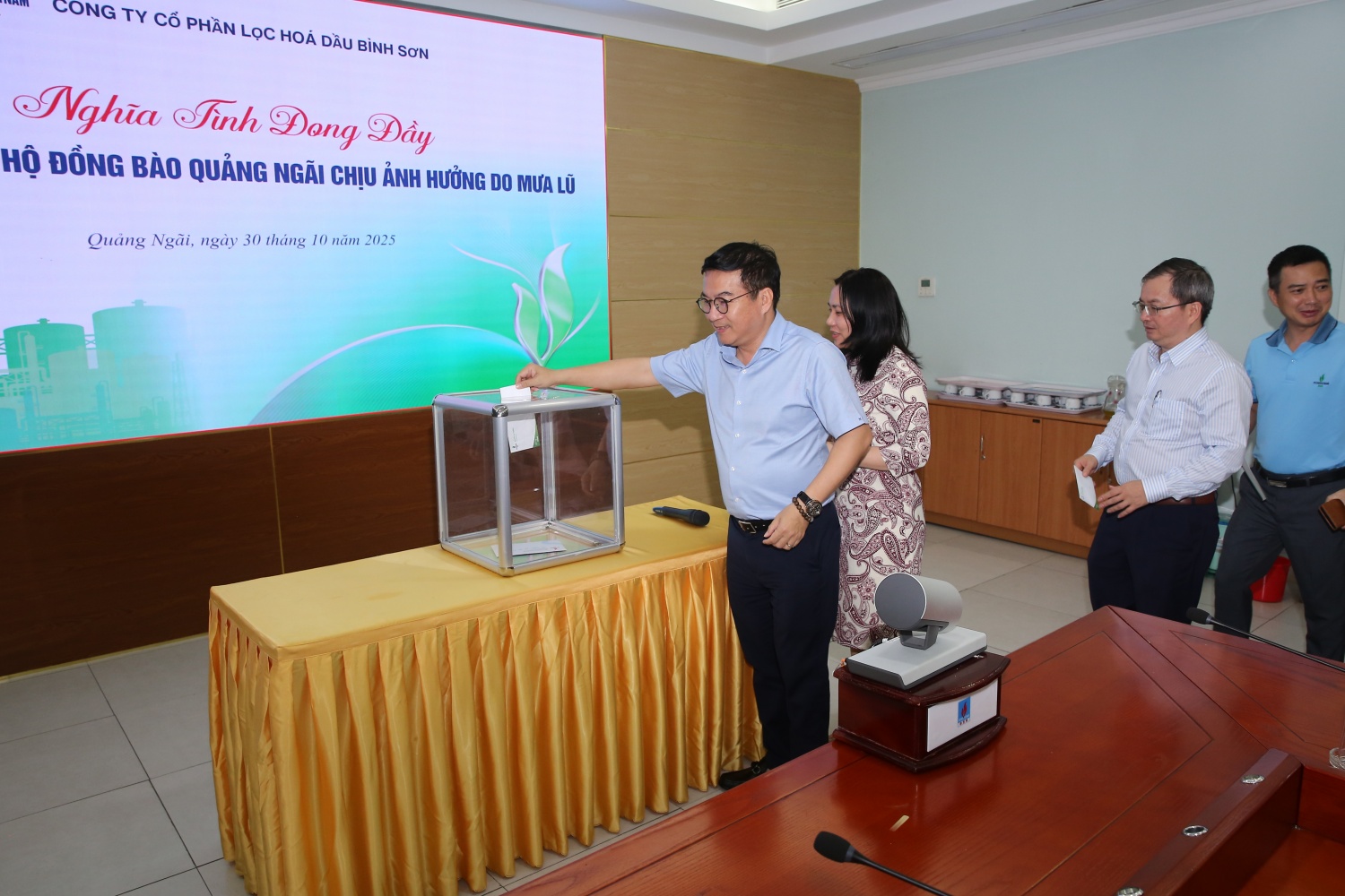 Ban lãnh đạo Công ty ủng hộ đồng bào Quảng Ngãi tại điểm phát động Trụ sở Công ty Ban lãnh đạo Công ty ủng hộ đồng bào Quảng Ngãi tại điểm phát động Trụ sở Công ty